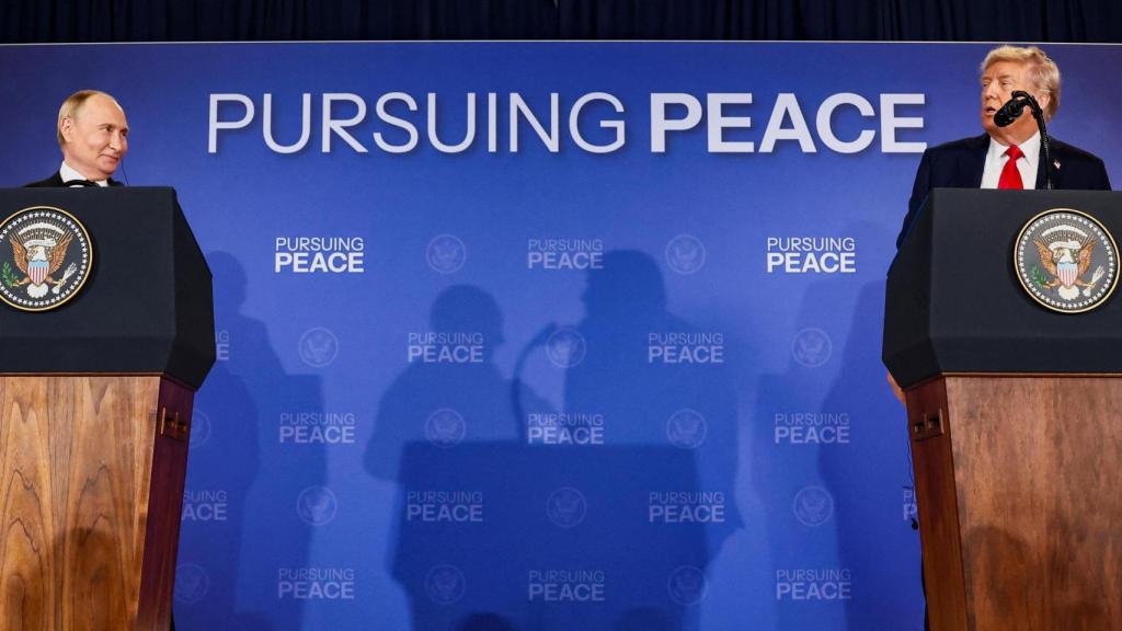 Trump y Putin hacen una declaración a la prensa.