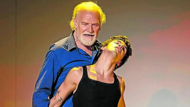 Lluís Homar y Álvar Nahuel durante la representación de Memorias de Adriano.