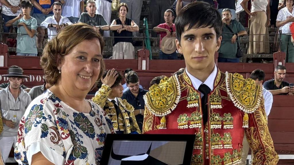 El novillero Raúl Caamaño y la presidenta de la Diputación de Toledo, Conchi Cedillo.