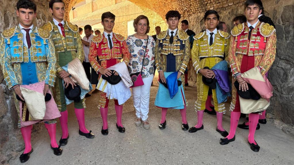 Cedillo con los seis finalistas.