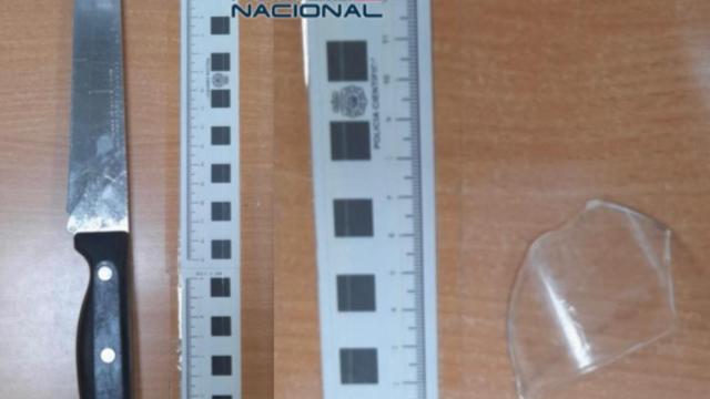 El cuchillo y cristal encontrados por la Policía Nacional en el domicilio de los detenidos