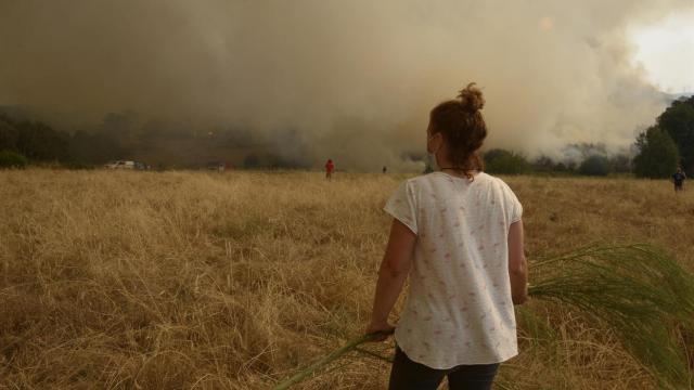 Vecinos y vecinas de Vilela mientras se acercan las llamas a la localidad