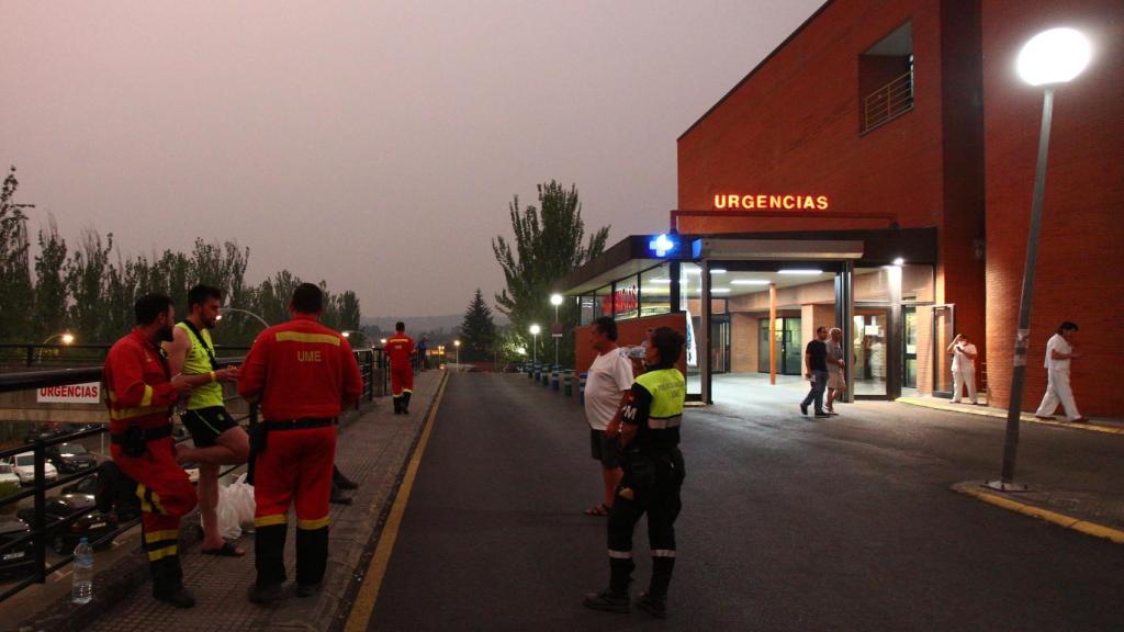 Efectivos de la UME a las puertas de un hospital