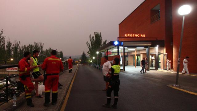 Efectivos de la UME a las puertas de un hospital