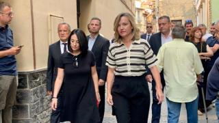 Pilar Alegría y Rebeca Torró, en Ejea de los Caballeros, este sábado.