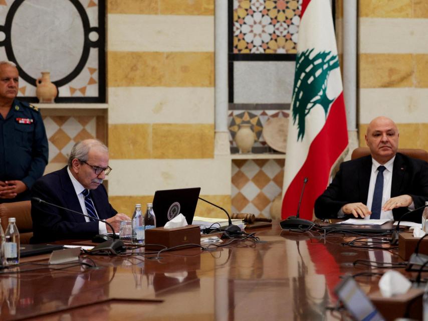 El presidente Joseph Aoun y el primer ministro Nawaf Salam asisten discuten los esfuerzos para poner todas las armas del país bajo el control del Estado, en el Palacio Presidencial de Baabda, Líbano.
