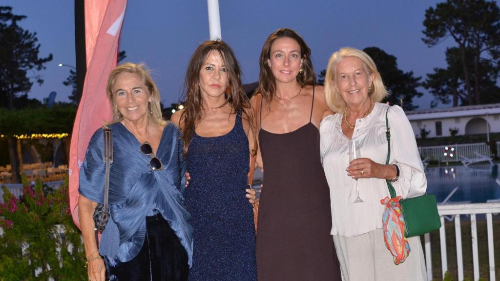 De izquierda a derecha: Chus Porteiro, Marta de Castro (hija de Amador de Castro y patrona de la Fundación), Blanca de Castro (hija de Amador de Castro y patrona de la Fundación) y Rosa Torre (viuda de Amador de Castro y presidenta de la Fundación)