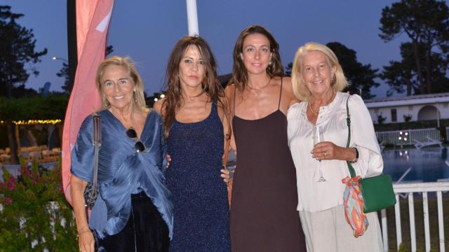 De izquierda a derecha: Chus Porteiro, Marta de Castro (hija de Amador de Castro y patrona de la Fundación), Blanca de Castro (hija de Amador de Castro y patrona de la Fundación) y Rosa Torre (viuda de Amador de Castro y presidenta de la Fundación)