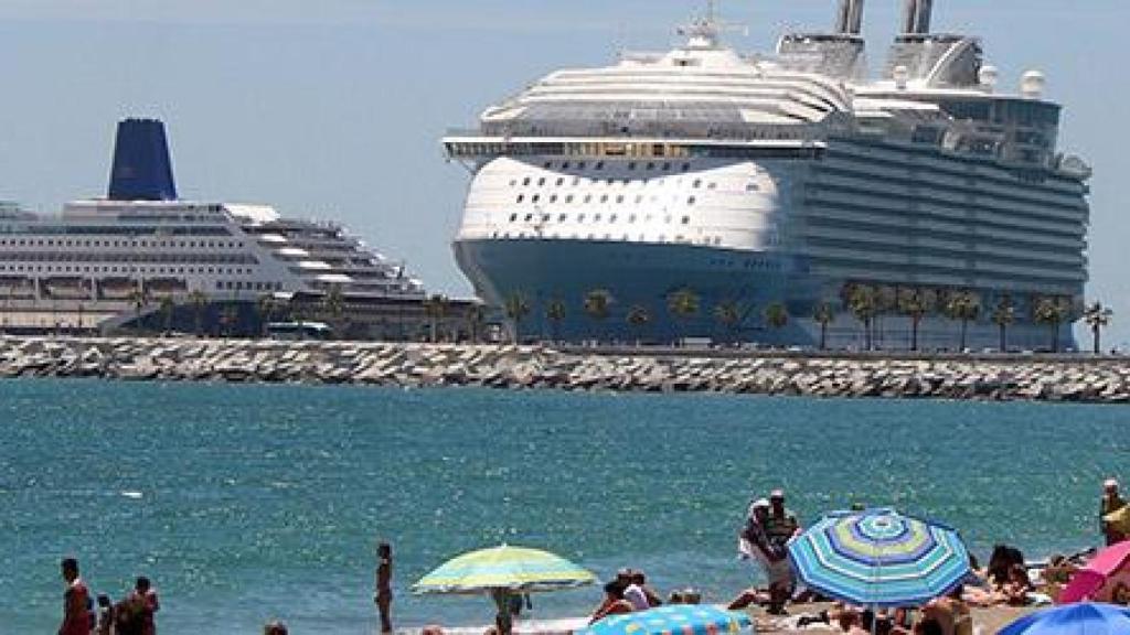 Imagen de archivo de dos cruceros atracados en el puerto de Málaga.
