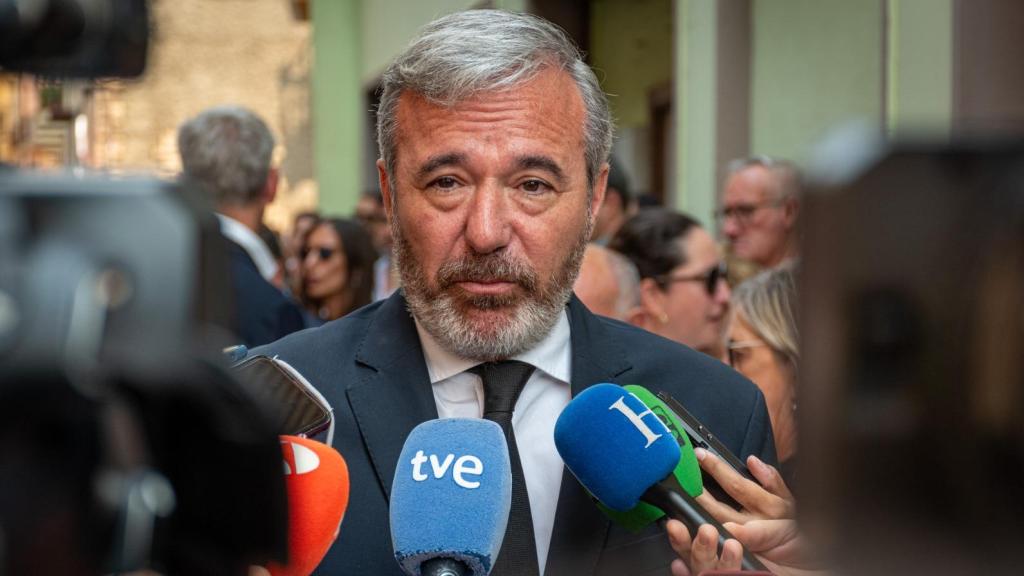 Azcón atiende a los medios en la despedida de Javier Lambán.