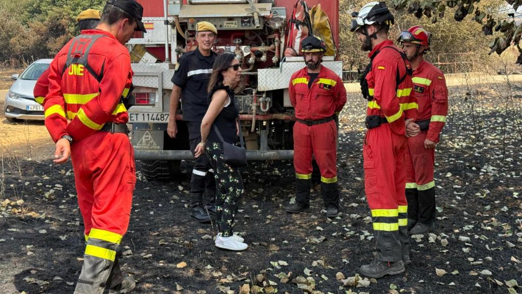 La ministra de Defensa, Margarita Robles, visita Ayoó de Vidriales junto a miembros de la UME