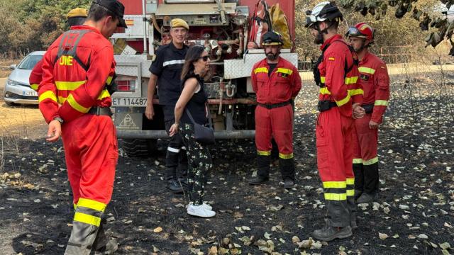 La ministra de Defensa, Margarita Robles, visita Ayoó de Vidriales junto a miembros de la UME