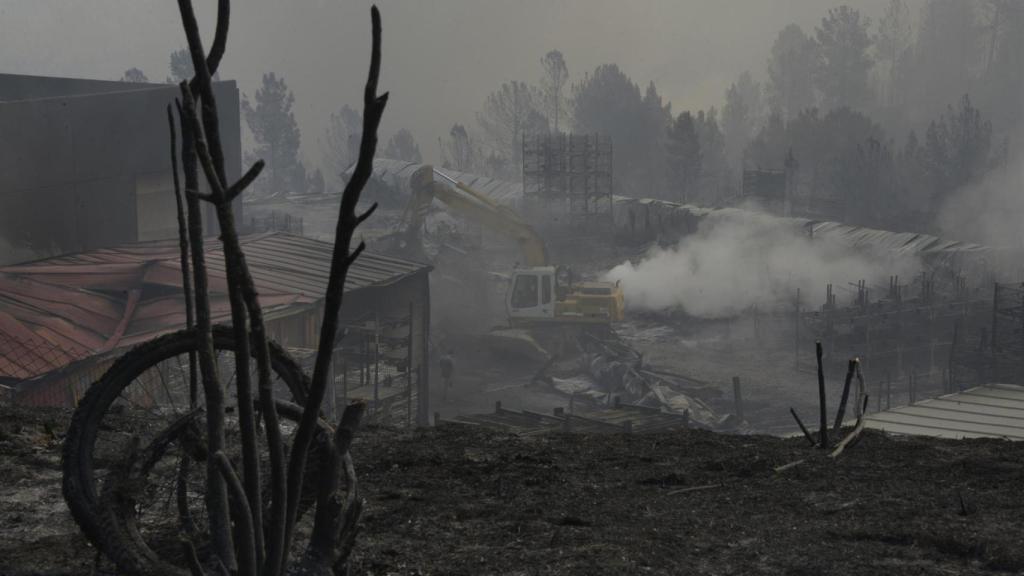 Empresa Autoneum, en el polígono industrial del municipio de A Rúa, muy afectada por el incendio inicado hace dos días en el municipio de Larouco.