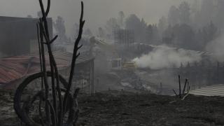 Empresa Autoneum, en el polígono industrial del municipio de A Rúa, muy afectada por el incendio inicado hace dos días en el municipio de Larouco.