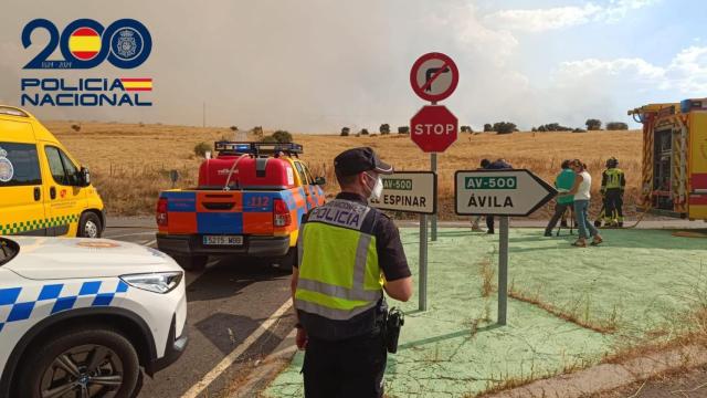 La Policía Nacional durante el desalojo de Urraca-Miguel por el incendio forestal em Herradón de Pinares.