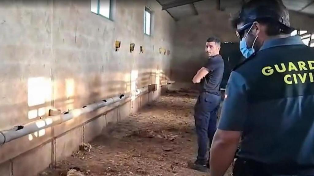 'El Patillas', junto a un agente del Seprona durante la inspección de su finca en Azuaga (Badajoz).