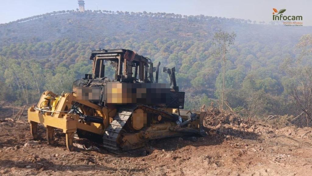 La máquina pesada del INFOCAM que ardió este viernes en el fuego de Llerena.