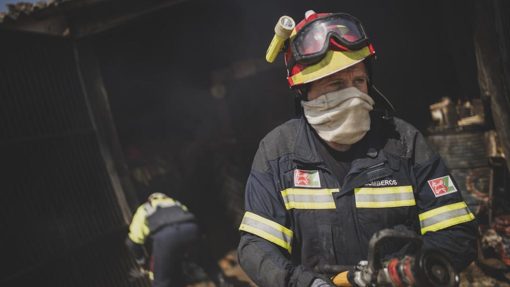 El presidente de la Diputación es uno más en las tareas de extinción.