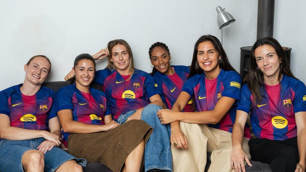 Varias de las integrantes de la plantilla del FC Barcelona femenino, durante la presentación de la camiseta para la próxima temporada.