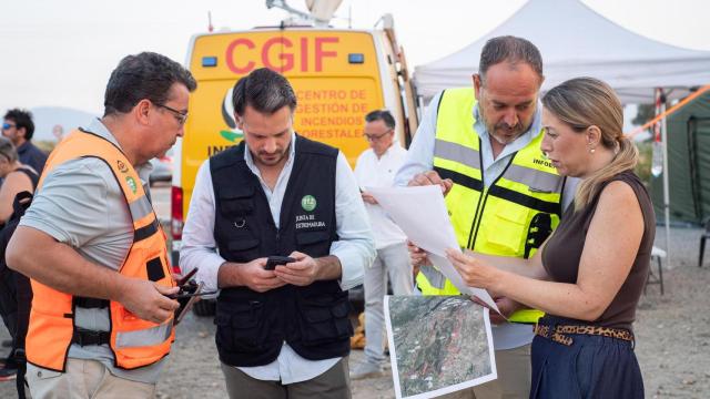 La presidenta de la Junta de Extremadura, María Guardiola, junto a su consejero de Presidencia, Abel Bautista, este sábado en el puesto de mando avanzado de La Granja (Cáceres).