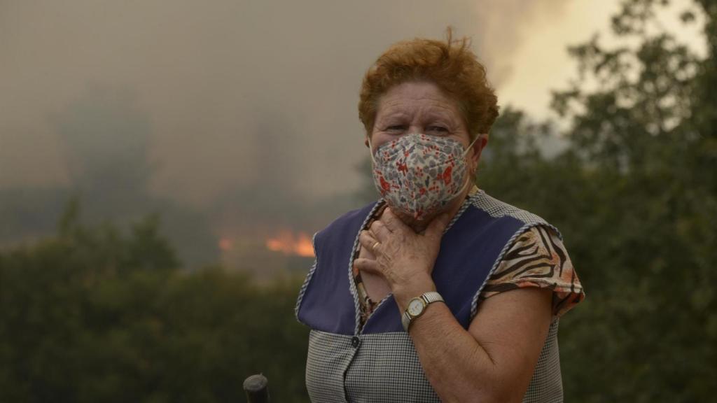 Vecinos y vecinas de Vilela mientras se acercan las llamas a la localidad de Vilela.