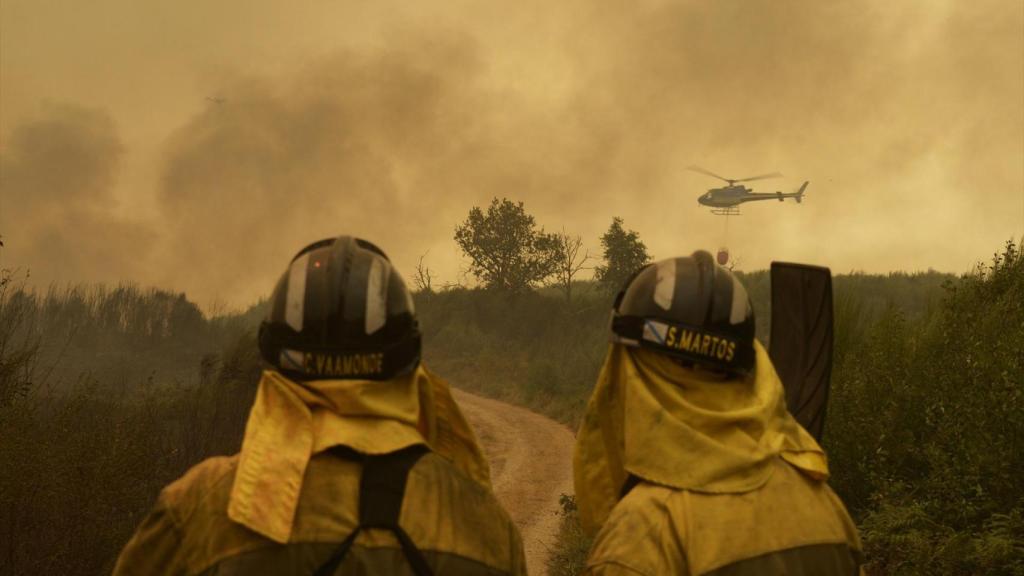 Medios aéreos y terrestres en Orense, donde el fuego ya ha devorado más de 40.000 hectáreas.