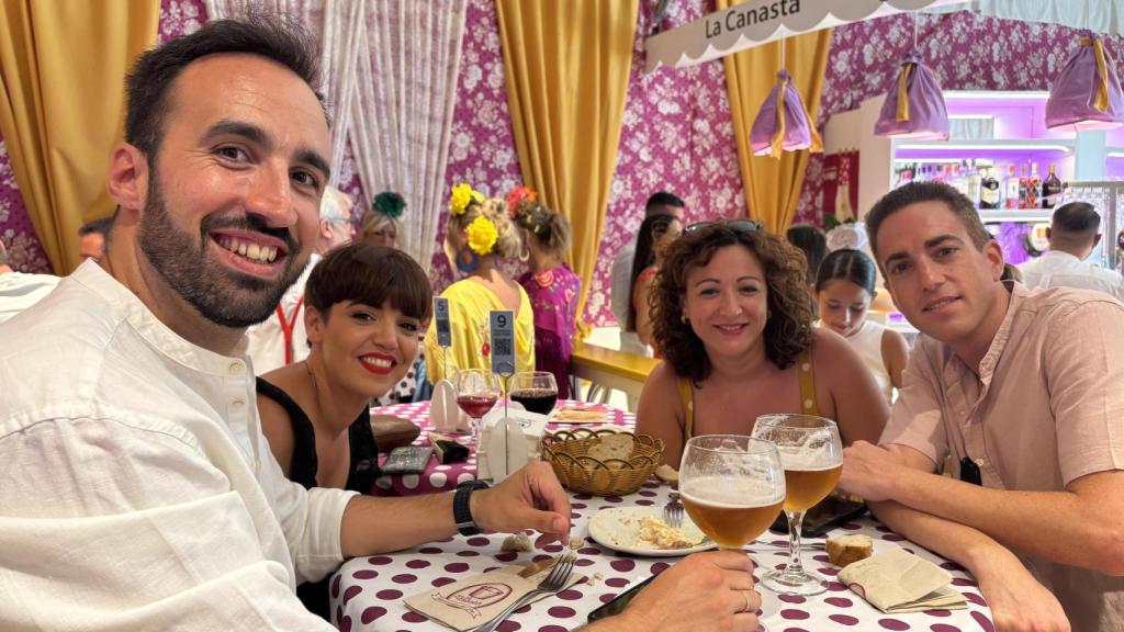 Malagueños comiendo en la caseta de La Canasta