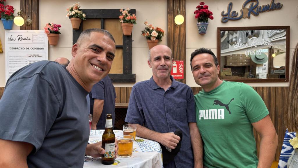 Malagueños tomando unas cañas en la Feria de Málaga 2025