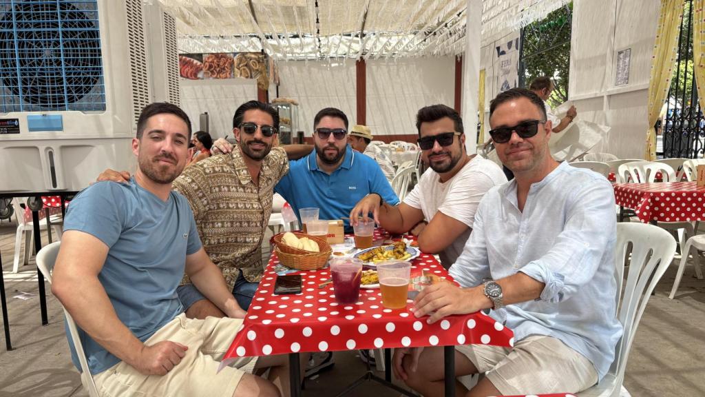 Malagueños comiendo en la caseta Los Ángeles en la Feria de Málaga 2025