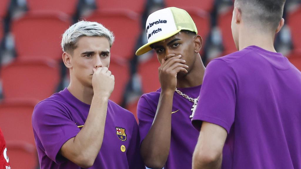 Gavi y Lamine Yamal conversan sobre el césped de Son Moix.