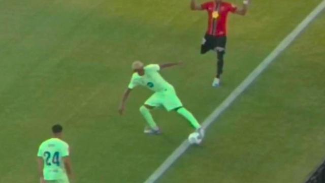 Lamine controla el balón sobre la línea en la jugada previa al primer gol del Barça.