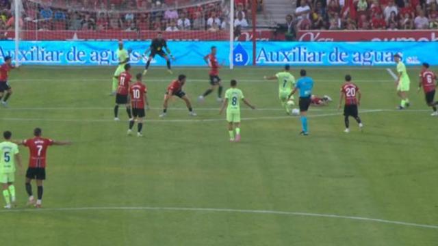 Ferran Torres anota un gol en Mallorca con Raíllo en el suelo