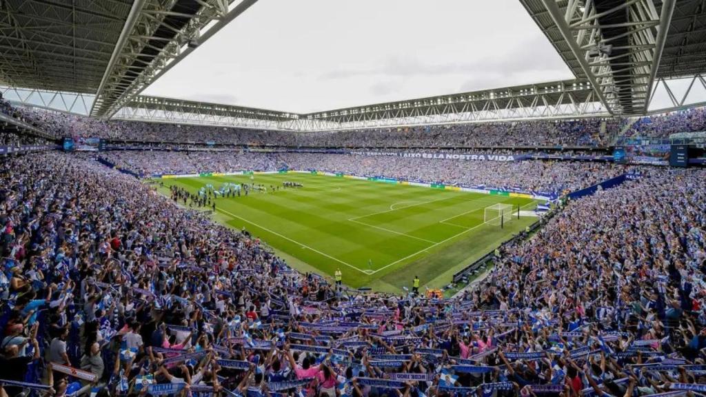 El RCDE Stadium lleno en el partido ante el Oviedo en la final del playoff.