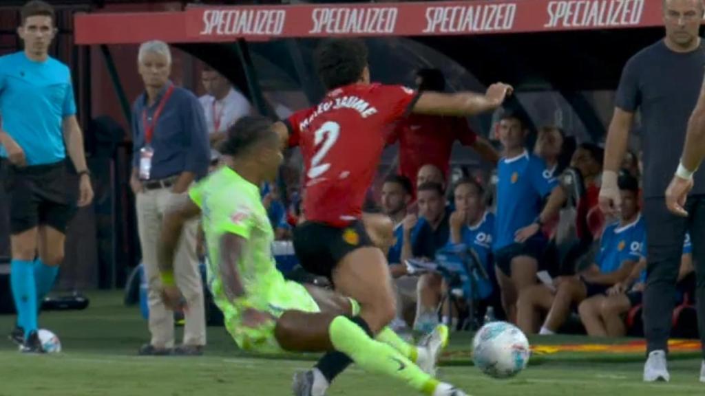 La acción que le costó la amarilla a Raphinha.