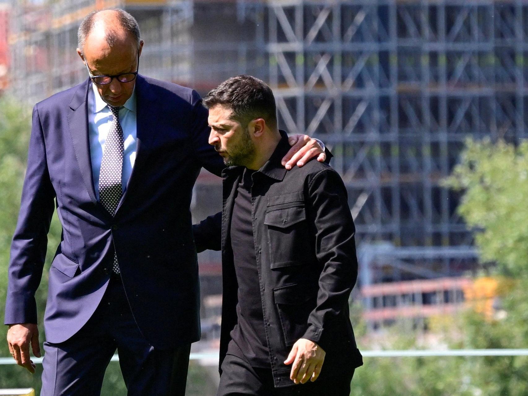 Merz arropa a Zelenski en una reunión previa a la cumbre de Alaska.