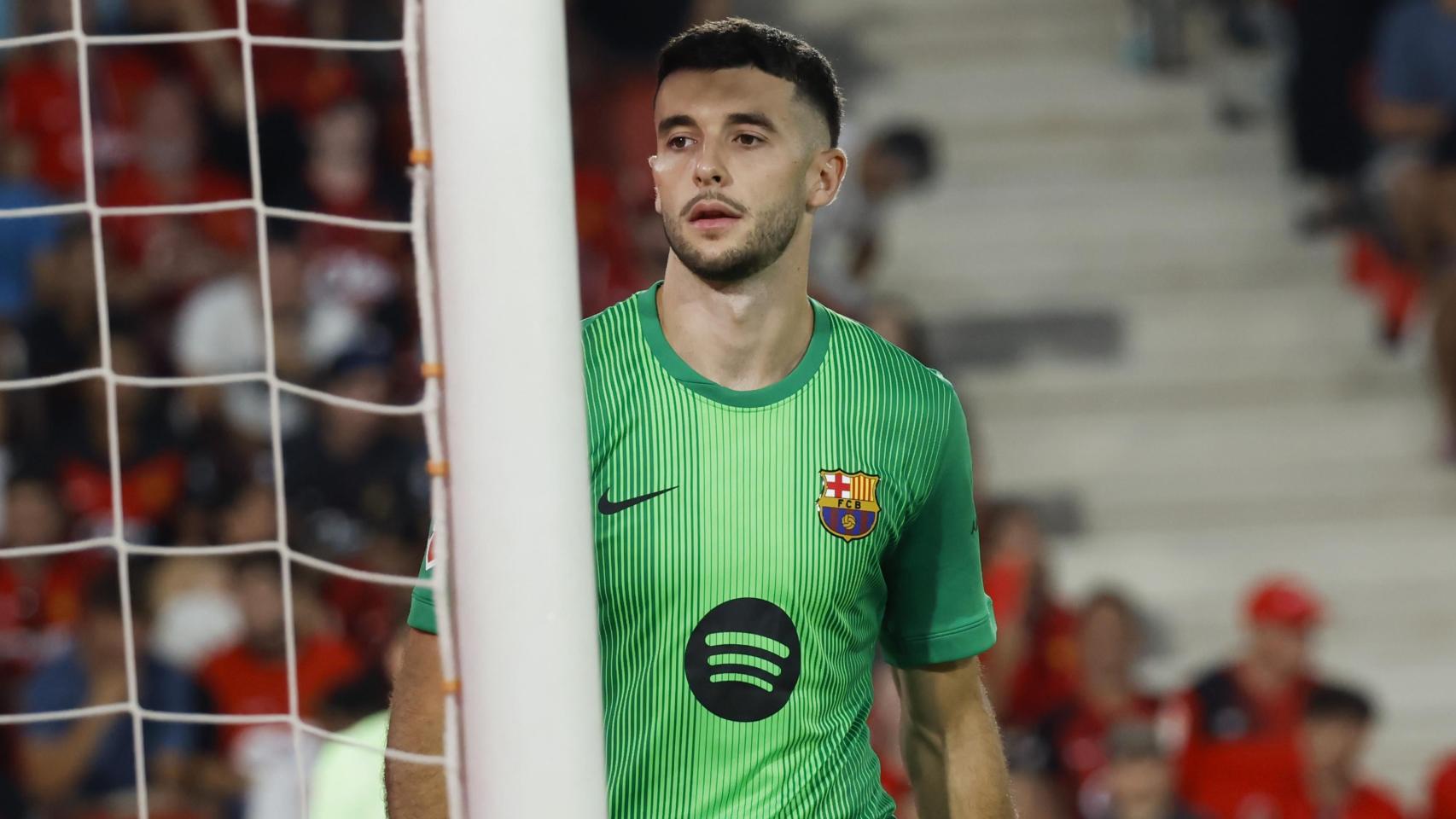 Joan García, durante su debut en partido oficial con el FC Barcelona.