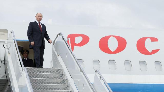 Putin aterriza triunfador en Moscú