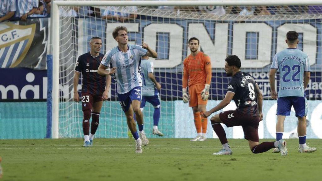 Adrián Niño celebra el gol del empate del Málaga CF contra el Eibar.