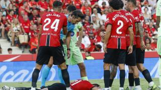 Raíllo, tendido en el suelo tras el pelotazo de Lamine.