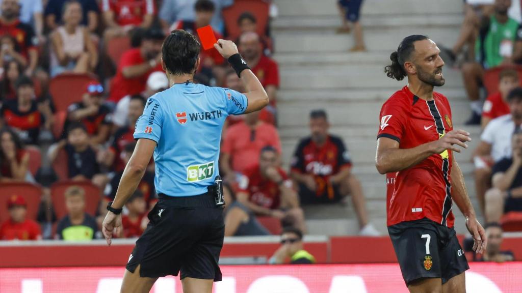 Muriqi ve la tarjeta roja tras la patada a Joan García.