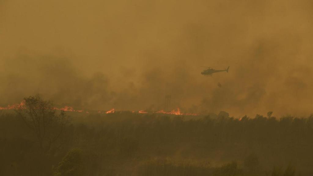Extinción del fuego en la carretera de acceso a la población de Cualedro, a 15 de agosto de 2025, en Cualedro, Monterrei, Ourense, Galicia (España).