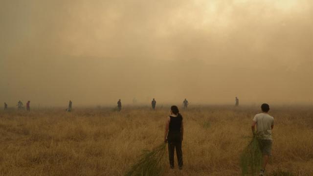 Vecinos y vecinas de Vilela mientras se acercaban las llamas a la localidad.