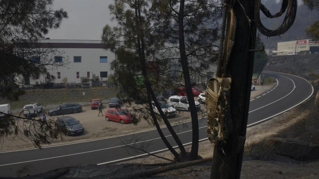 Vista de la Empresa Autoneum asedidada por el fuego, en A Rúa.
