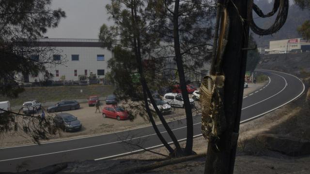 Vista de la Empresa Autoneum asedidada por el fuego, en A Rúa.