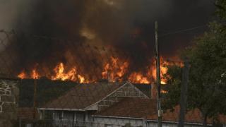 Incendio forestal se acerca a Vilela, a 15 de agosto de 2025, en Vilela, Cualedro, Monterrei, Ourense, Galicia (España).