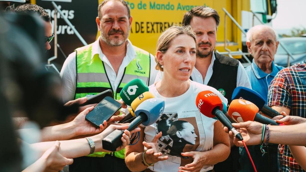 La presidenta de la Junta de Extremadura, María Guardiola, atiende a los medios, el viernes tras una reunión del Cecopi .