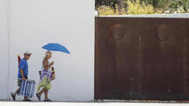 Bañistas se dirigen a la Playa de la Malvarrosa, imagen de archivo. Europa Press / Rober Solsona