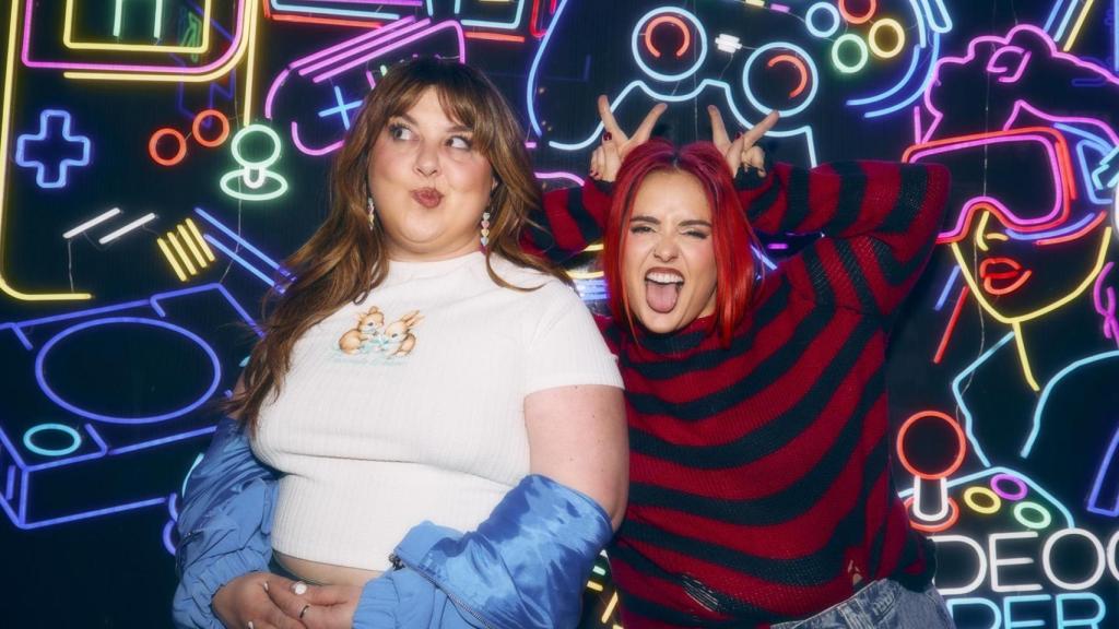 Lalachus y Andrea Compton en una imagen promocional de su pódcast 'Cuarto Milenial'.