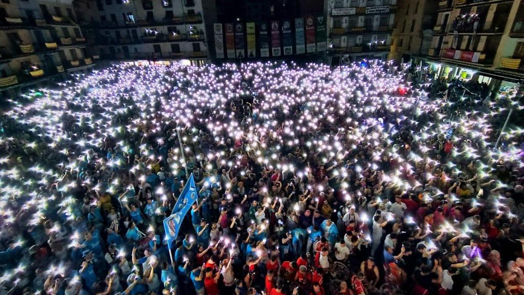 La plaza de Calatayud iluminada con los móviles de los peñistas.
