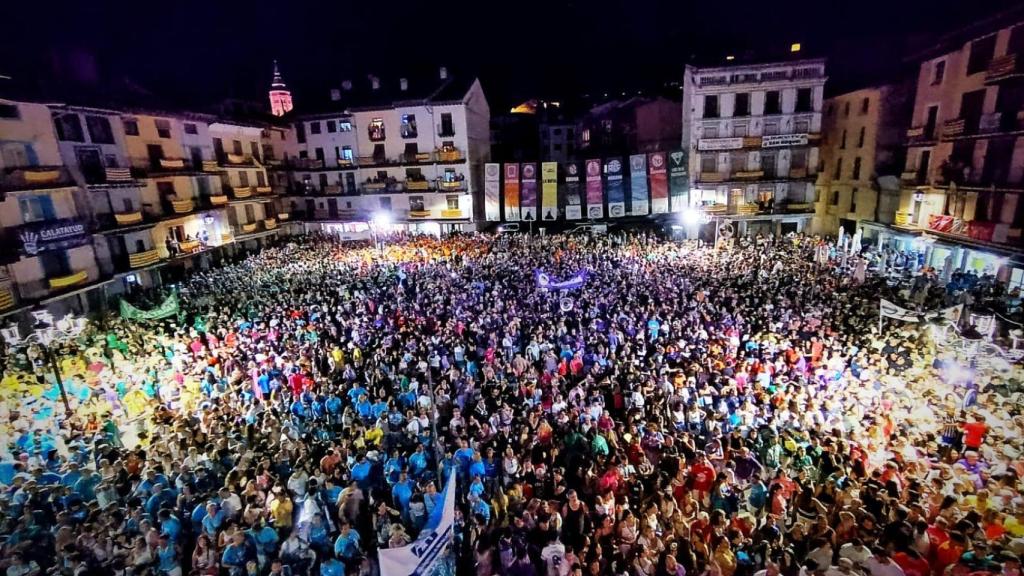 La plaza de Calatayud iluminada con la linterna de los móviles de los vecinos.